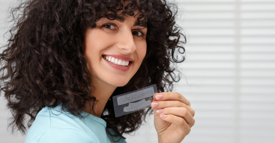 Crest - Pani która trzyma paski wybielające