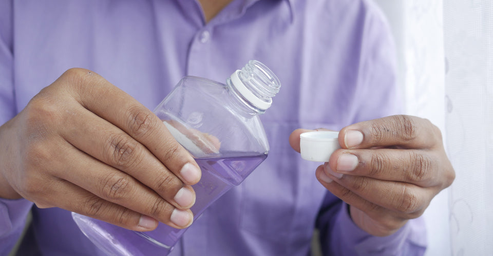 Crest - Pani, która nalewa płyn do płukania jamy ustnej